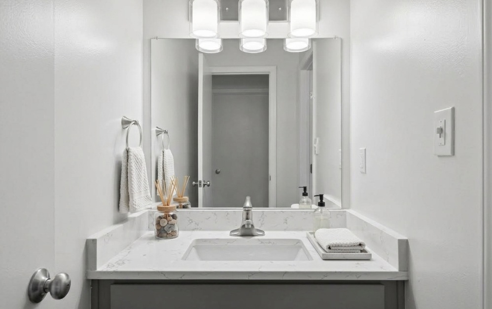 4X2 Large - Platinum - 4 bedroom floorplan layout with 2 bathrooms and 1435 square feet (Bathroom 2)