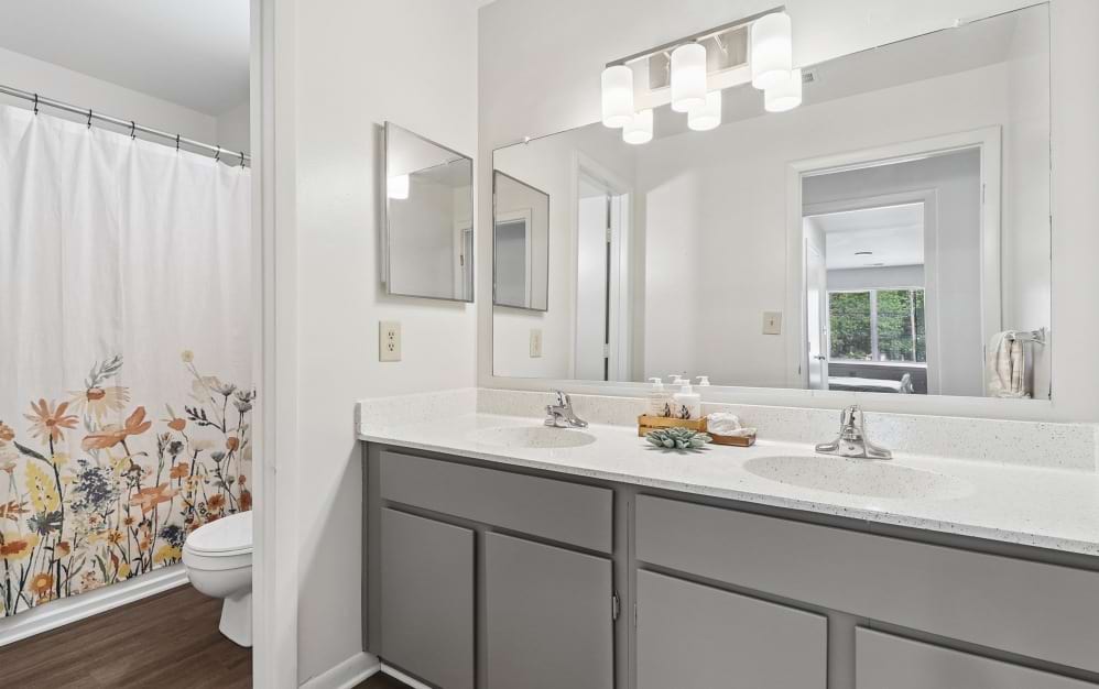 3x2 - Gold - 3 bedroom floorplan layout with 2 bathrooms and 1185 square feet (Bathroom 1)
