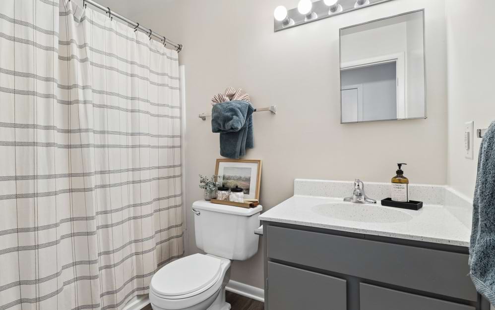 3x2 - Gold - 3 bedroom floorplan layout with 2 bathrooms and 1185 square feet (Bathroom 2)